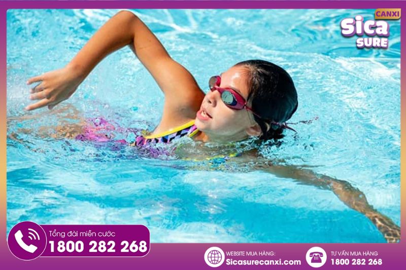 Bơi lội là một bài tập toàn thân, giúp kích thích nhiều nhóm cơ trên tay, chân và lưng