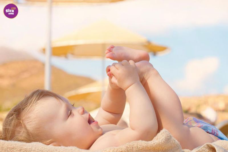 Cho trẻ tắm nắng hấp thu vitamin D