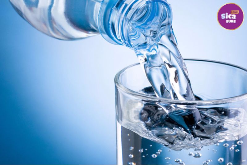 Uống đủ 2 lít nước mỗi ngày, các chất trong cơ thể mới hoạt động tốt, lưu thông mạch máu